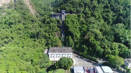北山坑堰，經引水隧道將水導入沈砂池，至北山坑電廠前池，經壓力鋼管再利用50公尺落差，帶動水輪機發電。