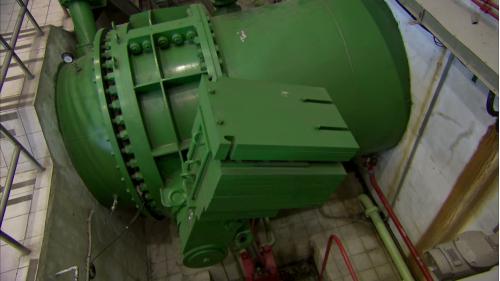 北山坑電廠建於1919年，1921年10月25日完工正式運轉。原有2部發電機組，發電量為1,800千瓦；1989年台電公司進行機組更新為1部發電機組，裝置容量擴增為4,300瓩。