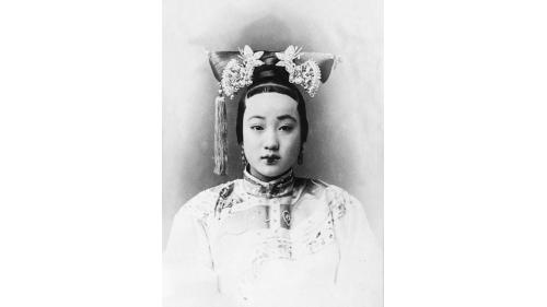 光緒之珍妃支持1898年戊戌變法，因變法失敗，珍妃失去自由，太后重新執政。此舉引發民間更激烈的改革主張，希望推翻帝制，建立共和。
&nbsp;