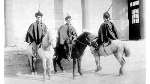 1900年5月31日，各國從天津派水兵及海軍陸戰隊349人登岸至北京控制治安。1900年5月31日至6月3日，八國警衛約400人進入北京，保護使館區及西什庫教堂。
&nbsp;