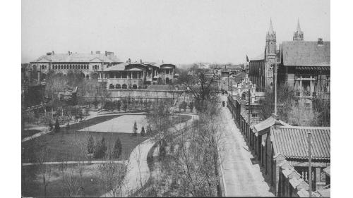 1900年6月使館區被包圍，當時館區內約有3000人，其中2000多人為尋求保護的華人，另有外國男性400人、女性147人、兒童76人，使館內配備3支機關槍及4門小火炮，使館內有足夠水井及糧食。
