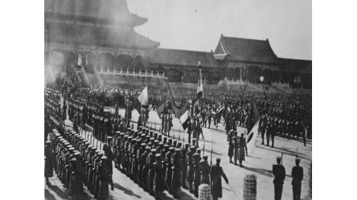 圖為紫禁城內的聯軍。1900年6月21日，清政府向11國宣戰。並懸賞捕殺洋人，「殺一洋人賞50兩；洋婦40兩；洋孩30兩」，義和團及朝廷軍隊圍攻各國在北京的使館。
&nbsp;