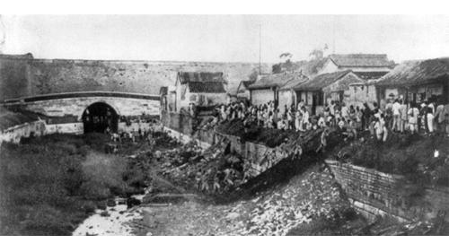 八國聯軍帶路黨：1900年6月八國聯軍與滿清政府開戰時，由於民眾不滿政府，有不少中國民眾挽起袖子充當前驅為聯軍帶路。圖為聯軍由熟悉的人帶路，在順外城的下水道內正打算攻入城內。