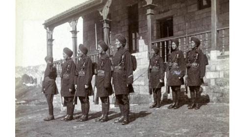 華勇營為1898年英國，為加強防護所招募的華人軍隊。由於英國軍餉較清軍高，吸引許多華人加入。1900年5月華勇營已有600多人，年齡介於23歲至25歲之間，部隊編制齊全，設置長槍連、機槍連、炮隊及騎兵隊，另有樂隊、譯員及衞生隊。
&nbsp;