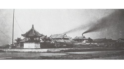 1900年6月27日攻佔北洋軍火庫，並佔領天津機器局東局。7月9日攻佔海關署軍火庫，7月13日及14日佔領天津城。圖為海光寺及天津機器製造局西局全景。