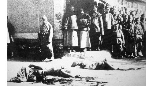 北京淪陷，慈禧將戰爭的責任推到義和團身上，下令對義和團「痛加剿除」。圖為在西口處決義和團領袖。
&nbsp;