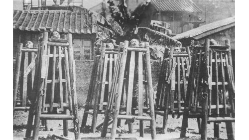 北京淪陷，慈禧將戰爭的責任推到義和團身上，下令對義和團「痛加剿除」。圖為被立枷處死的義和團拳民。
&nbsp;