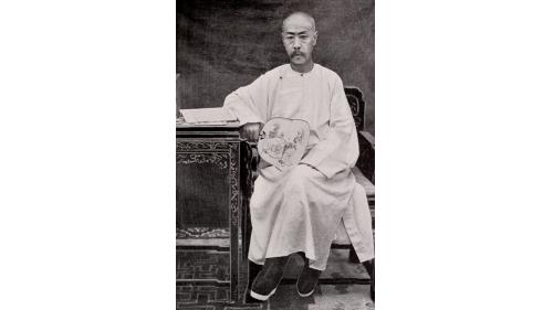 1901年9月7日簽訂辛丑和約，慈禧太后委任欽差大臣慶親王奕劻及兩廣總督李鴻章，作為談判及簽約代表。圖為奕劻。
&nbsp;