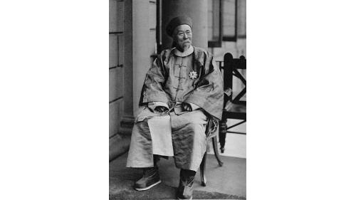1901年9月7日簽訂辛丑和約，慈禧太后委任欽差大臣慶親王奕劻及兩廣總督李鴻章，作為談判及簽約代表。圖為李鴻章。
&nbsp;