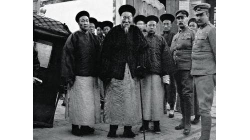 1901年9月7日簽訂辛丑和約，慈禧太后委任欽差大臣慶親王奕劻及兩廣總督李鴻章，作為談判及簽約代表。圖為前去談判的李鴻章