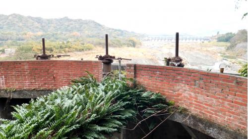 1902年（明治35年），上埤、下埤、下溪洲圳三圳合併稱為葫蘆墩圳，成立公共埤圳組合，以日幣26,929.77圓收買歸公，並重新修建原本只是個地洞的進水口。同年並將葫蘆墩圳、八寶圳、王田圳三埤圳主權歸屬公有成立組合，為國內水利自治團體之啟端。