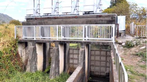 葫蘆墩圳改道經南幹渠自石岡壩取水，在萬定汴分流，一條分流匯入葫蘆墩圳幹線，另一條分流往下溪洲圳。萬定汴在當地又被稱為「三分水」或「人命水」，因為1768年(乾隆三十三年)四月，東西兩上堡為水爭執，西上堡有3人死亡，所以當地人稱此地為「人命水」。