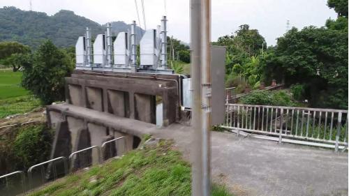 葫蘆墩圳改道經南幹渠自石岡壩取水，在萬定汴分流，一條分流匯入葫蘆墩圳幹線，另一條分流往下溪洲圳。萬定汴在當地又被稱為「三分水」或「人命水」，因為1768年(乾隆三十三年)四月，東西兩上堡為水爭執，西上堡有3人死亡，所以當地人稱此地為「人命水」。