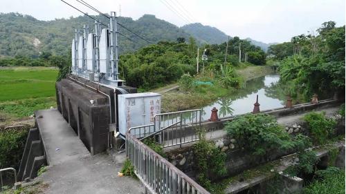 葫蘆墩圳改道經南幹渠自石岡壩取水，在萬定汴分流，一條分流匯入葫蘆墩圳幹線，另一條分流往下溪洲圳。萬定汴在當地又被稱為「三分水」或「人命水」，因為1768年(乾隆三十三年)四月，東西兩上堡為水爭執，西上堡有3人死亡，所以當地人稱此地為「人命水」。