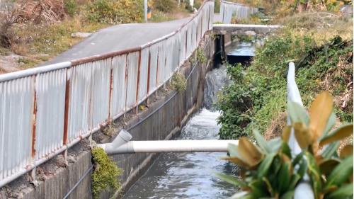 &nbsp;葫蘆墩圳改道經南幹渠自石岡壩取水，在萬定汴分流，一條分流匯入葫蘆墩圳幹線，另一條分流往下溪洲圳。