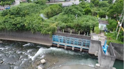 1977 年石岡水壩完工，葫蘆墩圳於食水嵙溪新建取水口，舊鐵橋下的取水口功成身退，葫蘆墩圳改道經南幹渠道合八寶圳，由石岡壩統一引水。