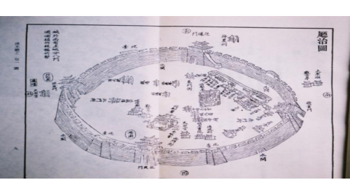 &nbsp;1905年日人規劃的新竹街，以新竹廳舍為中心。1908年南北縱貫鐵路通車，1913年第四代新竹驛完工。1920 年，新竹廳改新竹州。原於城隍廟附近之行政區改劃旭町公家。東門町因為鄰近火車站，為日治時期主要開發範圍；1930 年代開發完成 ，日人治台商業活動逐漸由北門町移向東門町。新竹街於日治時期經市區改正後，市街工商業日益繁榮，衛生飲用水供給成為當時首要建設之設施。