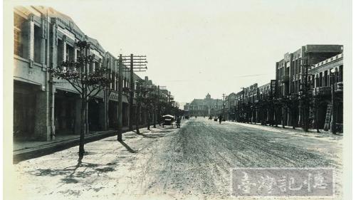&nbsp;1905年日人規劃的新竹街，以新竹廳舍為中心。1908年南北縱貫鐵路通車，1913年第四代新竹驛完工。1920 年，新竹廳改新竹州。