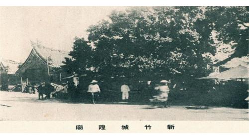&nbsp;#.：1905年日人規劃的新竹街，以新竹廳舍為中心。1908年南北縱貫鐵路通車，1913年第四代新竹驛完工。1920 年，新竹廳改新竹州。原於城隍廟附近之行政區改劃旭町公家。東門町因為鄰近火車站，為日治時期主要開發範圍；1930 年代開發完成 ，日人治台商業活動逐漸由北門町移向東門町。新竹街於日治時期經市區改正後，市街工商業日益繁榮，衛生飲用水供給成為當時首要建設之設施。