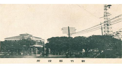 &nbsp;1905年日人規劃的新竹街，以新竹廳舍為中心。1908年南北縱貫鐵路通車，1913年第四代新竹驛完工。1920 年，新竹廳改新竹州。原於城隍廟附近之行政區改劃旭町公家。東門町因為鄰近火車站，為日治時期主要開發範圍；1930 年代開發完成 ，日人治台商業活動逐漸由北門町移向東門町。新竹街於日治時期經市區改正後，市街工商業日益繁榮，衛生飲用水供給成為當時首要建設之設施。