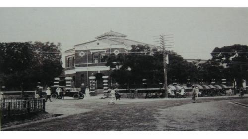 &nbsp;1905年日人規劃的新竹街，以新竹廳舍為中心。1908年南北縱貫鐵路通車，1913年第四代新竹驛完工。1920 年，新竹廳改新竹州。原於城隍廟附近之行政區改劃旭町公家。東門町因為鄰近火車站，為日治時期主要開發範圍；1930 年代開發完成 ，日人治台商業活動逐漸由北門町移向東門町。新竹街於日治時期經市區改正後，市街工商業日益繁榮，衛生飲用水供給成為當時首要建設之設施。