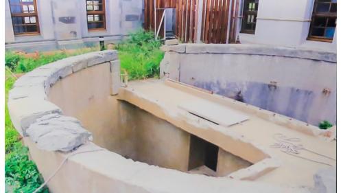 &nbsp;第二唧筒室靠右面窗戶，可見到唧筒井遺址，唧筒井內有吸水管連接六口集水井，將隆恩圳附近地下伏流水引進，再由唧筒室抽送到水源地。