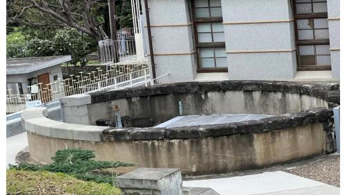 &nbsp;第二唧筒室靠右面窗戶，可見到唧筒井遺址，唧筒井內有吸水管連接六口集水井，將隆恩圳附近地下伏流水引進，再由唧筒室抽送到水源地。