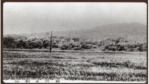 &nbsp;於1925年動工興建，1929年完工通水，位於新竹街，主要水源為隆恩圳，出水量為每日5,000噸，供應新竹地區居民用水。圖為水公司之水源地(取自新竹市要覽)。