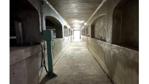 &nbsp;位於濾過井水面下 4.09M 處，較新竹市街高36M。此池為鐵筋混凝土造，全長85尺(25.5M)、寬80尺(24M)，以24支角柱支撐頂版(上屋)，池內設有導流壁，保持水的流動性，避免原水因停滯而產生變質。配水容量以每日總給水量 18 萬立方尺 (5016m3)，配水池外配置有水位計，作為觀察淨水水位的高層之用。