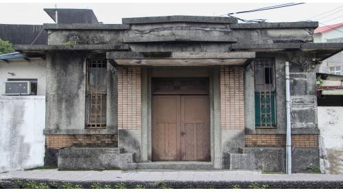 &nbsp;日治時期量水器室，距配水池約 110M，位於往公園道路送水管的左側。 量水器室為磚構造，建坪約 9 坪，內部裝設英國「克林輝爾得」公司 製造量水器具：「文丘里流量計」，為當時最新式的量計表設備。