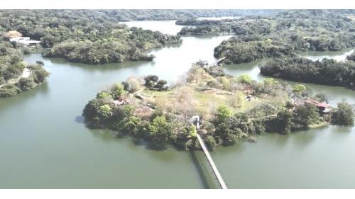 原名後龍水庫，位於後龍溪支流老田寮溪上，為明德淨水場主要水源。水庫建設可追溯到1952年，成立明德水庫設計勘測隊開始，1966年6月動工，1970年5月完工。水庫主壩為土壩，壩高35.5公尺，有效蓄水量為1670萬立方公尺。主要供應苗栗地區農業、工業用水，及部分民生用水。