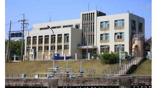 於1975年動工興建，出水量每日45,000噸，1976年完工供水。
