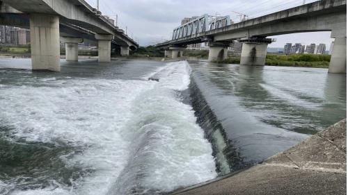 &nbsp;位於新竹縣竹東鎮與竹北市交界，本堰本體為混泥土柱半透水堰，取水方式為溢流堰頂管柵式後方取水。這種堰體及取水方式非常罕見，全國僅此一座。