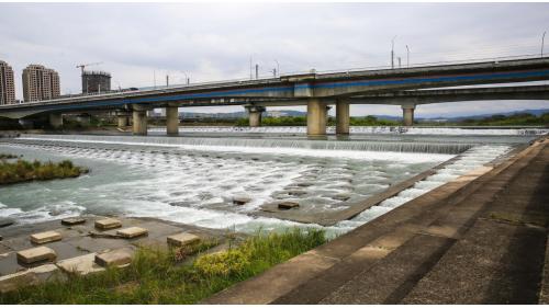 位於新竹縣竹東鎮與竹北市交界，本堰本體為混泥土柱半透水堰，取水方式為溢流堰頂管柵式後方取水。這種堰體及取水方式非常罕見，全國僅此一座。