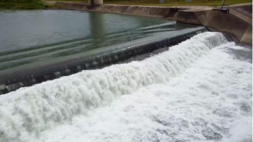 &nbsp;本體為混泥土柱半透水堰，取水方式為溢流堰頂管柵式後方取水。這種堰體及取水方式非常罕見，全國僅此一座。