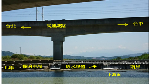 位於新竹縣竹東鎮與竹北市交界，本堰本體為混泥土柱半透水堰，取水方式為溢流堰頂管柵式後方取水。這種堰體及取水方式非常罕見，全國僅此一座。