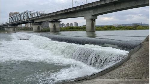 位於新竹縣竹東鎮與竹北市交界，本堰本體為混泥土柱半透水堰，取水方式為溢流堰頂管柵式後方取水。這種堰體及取水方式非常罕見，全國僅此一座。