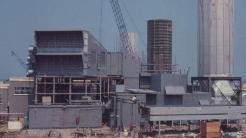 1983年，第二階段工程完工，與9台氣渦輪機配合之複循環系統上線，3部機組正式併聯商轉，第3號機組則為24.68萬瓩。通霄發電廠裝置總容量達88萬瓩，為台灣首座複循環發電廠。&nbsp;&nbsp;