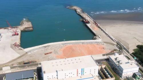通霄電廠廠房西側建有抽水機房與排水口，供給機組冷卻用水，機房的抽水泵浦會不斷供給機組冷卻用水，而作用後的溫海水，則從一旁的出水管線排入外海。