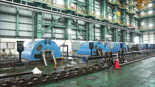 通霄電廠廠房西側建有抽水機房與排水口，供給機組冷卻用水，機房的抽水泵浦會不斷供給機組冷卻用水，而作用後的溫海水，則從一旁的出水管線排入外海。