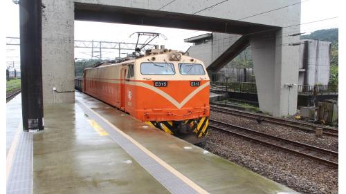 永樂車站為三等站，僅有區間車停靠，客運旅次較低，以貨運為主，係台泥的水泥貨運基地，也是台泥蘇澳廠的主要進出門戶，因此設置有寬廣的場站區，以及多條供貨運列車停靠與通過的側線，常有散裝水泥貨車停在站區。