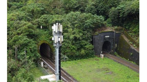 新舊南澳隧道北口。新南澳隧道介於東澳站至南澳站之間，新南澳隧道為二條單線隧道，新隧道位於西線，舊隧道位於東線。