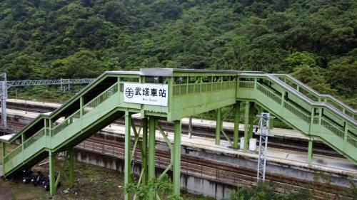 武塔車站為乙種簡易站，由南澳站管理，僅有區間車停靠。原為岸式月台兩座，其後改為島式月台兩座。武塔站至漢本站之間相距13.2公里，是北迴鐡路車站間距離最遠的兩站。