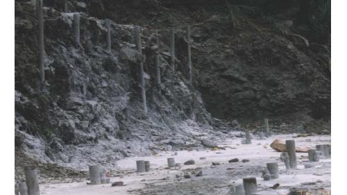 新觀音隧道垂直縫地施工。垂直縫地工法是在隧道開挖前，從隧道上部地表面鉆一系統鉆孔，該孔內埋設鋼管並填充水泥漿，藉著這些在地中不同長度棒狀鋼管，補強材料改善岩盤，以阻止隧道開挖，可能引起洞口附近邊坡的崩塌或滑動。